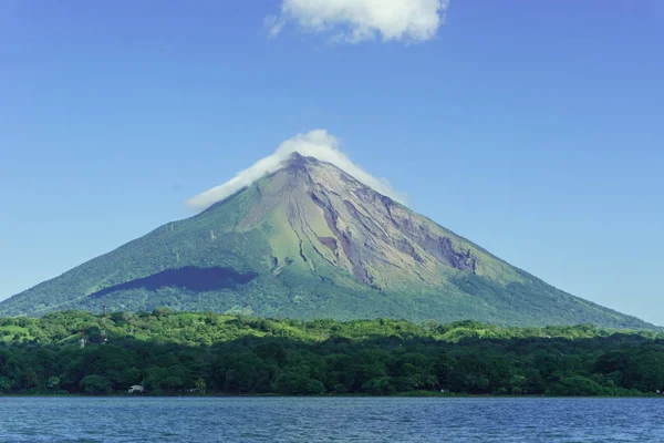 Volkan Concepcion: Ometepe Island, Nicaragua Gölü cocibolca üzerinden