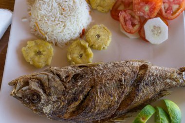 muz ile kızarmış balık tabak