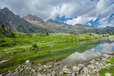 Su, İspanya'dan pyrenees dağ yansımaları