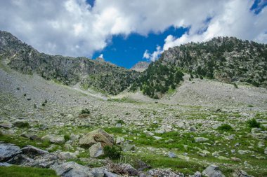 Mavi gökyüzü ile güzel bir manzara