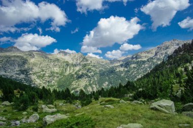 Mavi gökyüzü ile güzel bir manzara