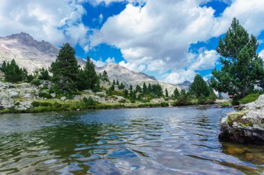 doğal peyzaj, küçük bir göl su ile dağ. güneşli gün boyunca yansımalar