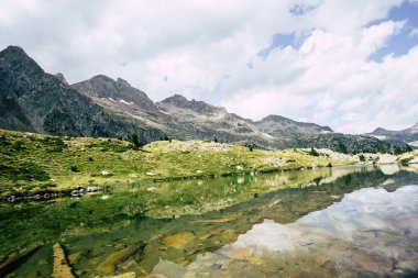 İspanya, aragon, Pyrenees. güneşli dağ ve göl panoramik manzaralı