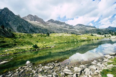 doğal peyzaj, küçük bir göl su ile dağ. güneşli gün boyunca yansımalar
