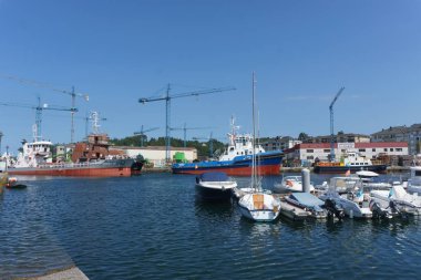 Navia, İspanya, 07 Eylül 2018: yerel bağlantı noktası görünümü Navia, İspanya deniz araçları ile.