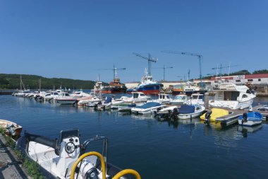 Navia, İspanya, 07 Eylül 2018: yerel bağlantı noktası görünümü Navia, İspanya deniz araçları ile.