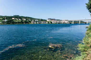 Navia, İspanya, 07 Eylül 2018: yerel bağlantı noktası görünümü Navia, İspanya deniz araçları ile.