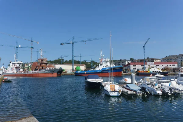 Navia, İspanya, 07 Eylül 2018: yerel bağlantı noktası görünümü Navia, İspanya deniz araçları ile.