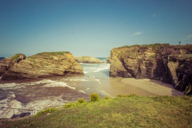 Navia, İspanya, 07 Eylül 2018: yerel bağlantı noktası görünümü Navia, İspanya deniz araçları ile.