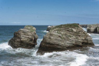 Navia, İspanya, 07 Eylül 2018: yerel bağlantı noktası görünümü Navia, İspanya deniz araçları ile.