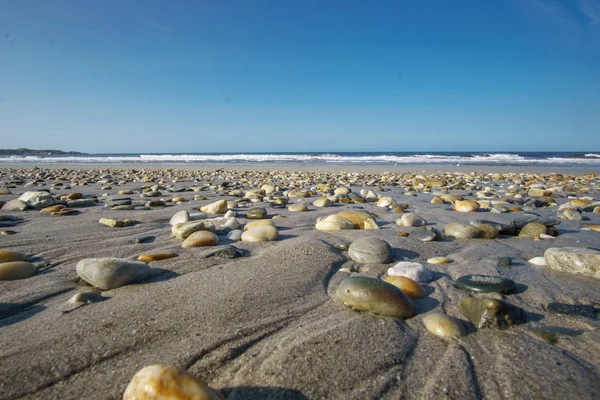 Φυσικό Walpaper Θάλασσα Και Πέτρες Ηλιόλουστη Ημέρα — Φωτογραφία Αρχείου
