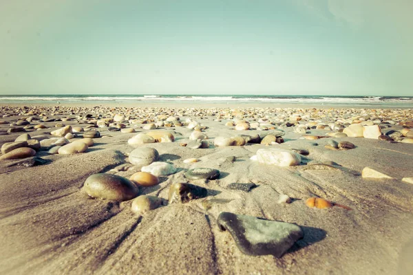阳光明媚的日子里天然的壁纸 大海和石头 — 图库照片
