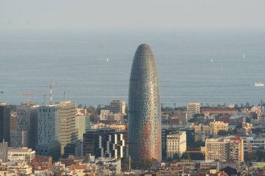 Güneşli Agbar Kulesi havadan görünümü. Barcelona, Catalonia, İspanya'nın sembolik Bina Finans Bölgesi. 