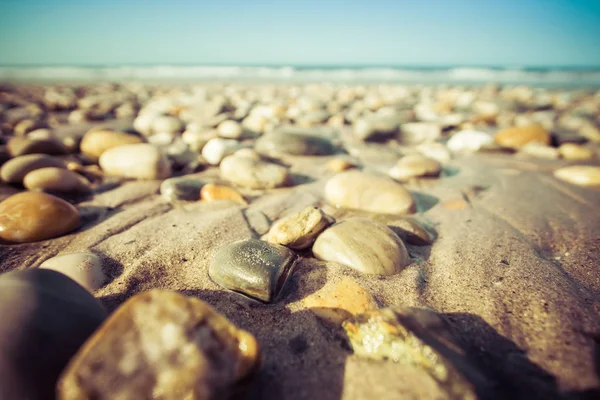 海滩现场壁纸 石头上的沙滩与大海 假期理念 — 图库照片