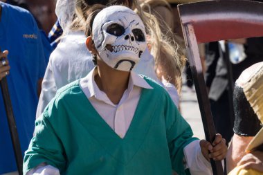Granada, Nikaragua 15 Şubat 2017: karnaval kutlamaları sırasında geleneksel kıyafet ve renkli maskeleri giymiş insanlar. Nikaragua geleneksel halk.
