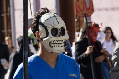 Granada, Nikaragua 15 Şubat 2017: karnaval kutlamaları sırasında geleneksel kıyafet ve renkli maskeleri giymiş insanlar. Nikaragua geleneksel halk.