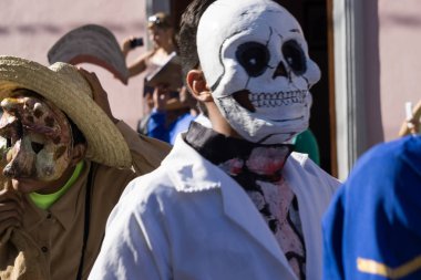 Granada, Nikaragua 15 Şubat 2017: karnaval kutlamaları sırasında geleneksel kıyafet ve renkli maskeleri giymiş insanlar. Nikaragua geleneksel halk.