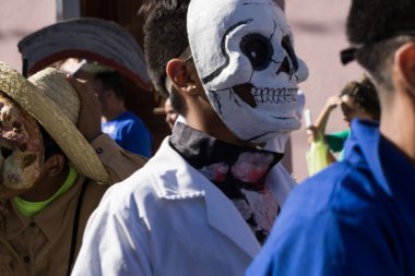 Granada, Nikaragua 15 Şubat 2017: karnaval kutlamaları sırasında geleneksel kıyafet ve renkli maskeleri giymiş insanlar. Nikaragua geleneksel halk.