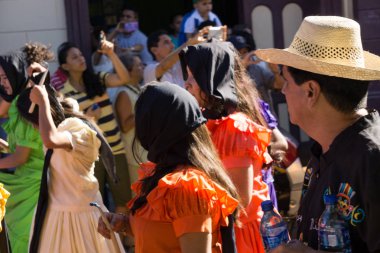 Granada, Nikaragua 15 Şubat 2017: karnaval kutlamaları sırasında geleneksel kıyafet ve renkli maskeleri giymiş insanlar. Nikaragua geleneksel halk.