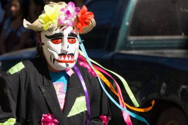 Granada, Nikaragua 15 Şubat 2017: karnaval kutlamaları sırasında geleneksel kıyafet ve renkli maskeleri giymiş insanlar. Nikaragua geleneksel halk.