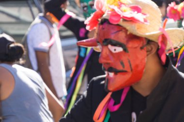 Granada, Nikaragua 15 Şubat 2017: karnaval kutlamaları sırasında geleneksel kıyafet ve renkli maskeleri giymiş insanlar. Nikaragua geleneksel halk.