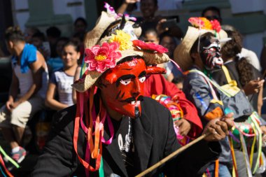 Granada, Nikaragua 15 Şubat 2017: karnaval kutlamaları sırasında geleneksel kıyafet ve renkli maskeleri giymiş insanlar. Nikaragua geleneksel halk.