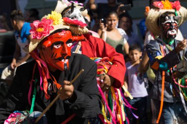 Granada, Nikaragua 15 Şubat 2017: karnaval kutlamaları sırasında geleneksel kıyafet ve renkli maskeleri giymiş insanlar. Nikaragua geleneksel halk.