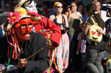 Granada, Nikaragua 15 Şubat 2017: karnaval kutlamaları sırasında geleneksel kıyafet ve renkli maskeleri giymiş insanlar. Nikaragua geleneksel halk.