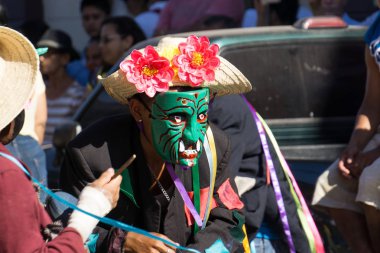 Granada, Nikaragua 15 Şubat 2017: karnaval kutlamaları sırasında geleneksel kıyafet ve renkli maskeleri giymiş insanlar. Nikaragua geleneksel halk.