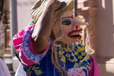 Granada, Nikaragua 15 Şubat 2017: karnaval kutlamaları sırasında geleneksel kıyafet ve renkli maskeleri giymiş insanlar. Nikaragua geleneksel halk.