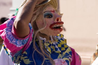 Granada, Nikaragua 15 Şubat 2017: karnaval kutlamaları sırasında geleneksel kıyafet ve renkli maskeleri giymiş insanlar. Nikaragua geleneksel halk.