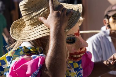 Granada, Nikaragua 15 Şubat 2017: karnaval kutlamaları sırasında geleneksel kıyafet ve renkli maskeleri giymiş insanlar. Nikaragua geleneksel halk.