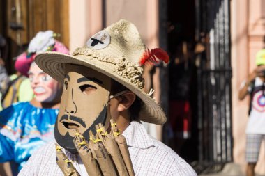 Granada, Nikaragua 15 Şubat 2017: karnaval kutlamaları sırasında geleneksel kıyafet ve renkli maskeleri giymiş insanlar. Nikaragua geleneksel halk.