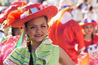 Granada, Nikaragua 15 Şubat 2017: karnaval kutlamaları sırasında geleneksel kıyafet ve renkli maskeleri giymiş insanlar. Nikaragua geleneksel halk.