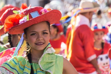 Granada, Nikaragua 15 Şubat 2017: karnaval kutlamaları sırasında geleneksel kıyafet ve renkli maskeleri giymiş insanlar. Nikaragua geleneksel halk.