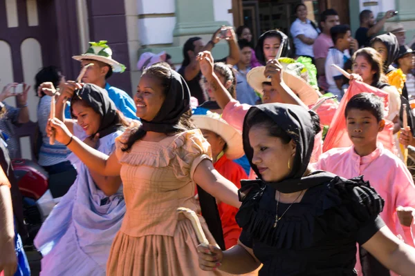 Granada Nicaragua Februar 2017 Menschen Traditioneller Kleidung Und Farbenfrohen Masken — Stockfoto