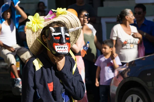 Granada, Nikaragua 15 Şubat 2017: karnaval kutlamaları sırasında geleneksel kıyafet ve renkli maskeleri giymiş insanlar. Nikaragua geleneksel halk.