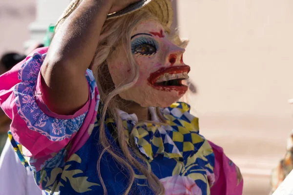 グラナダ ニカラグア 2017 人のカーニバルのお祝いの中に伝統的な衣装やカラフルなマスクを着用します ニカラグアの伝統的な民俗 — ストック写真