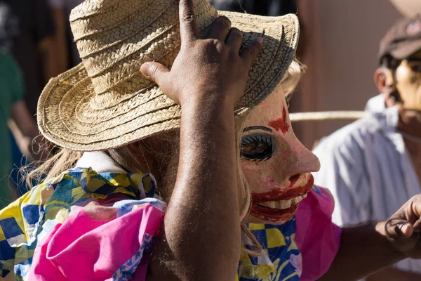 Granada, Nikaragua 15 Şubat 2017: karnaval kutlamaları sırasında geleneksel kıyafet ve renkli maskeleri giymiş insanlar. Nikaragua geleneksel halk.