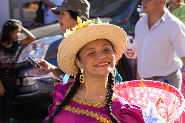 2017年2月15日 尼加拉瓜格拉纳达 在狂欢节庆祝活动中穿着传统服装和五颜六色的面具的人们 尼加拉瓜传统民间 — 图库照片