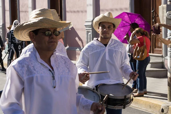 Granada Nicaragua Februar 2017 Menschen Traditioneller Kleidung Und Farbenfrohen Masken — Stockfoto