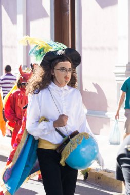 Granada, Nikaragua 15 Şubat 2017: karnaval kutlamaları sırasında geleneksel kıyafet ve renkli maskeleri giymiş insanlar. Nikaragua geleneksel halk.