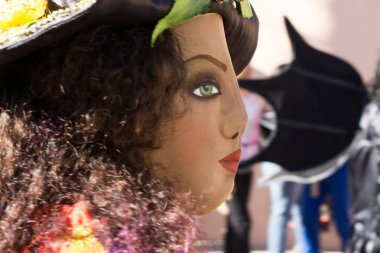 Granada, Nikaragua 15 Şubat 2017: karnaval kutlamaları sırasında geleneksel kıyafet ve renkli maskeleri giymiş insanlar. Nikaragua geleneksel halk.