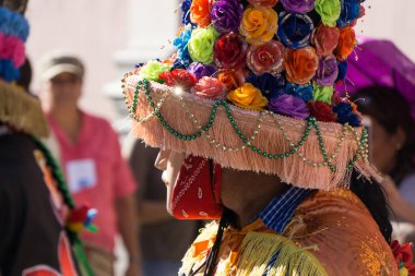 Granada, Nikaragua 15 Şubat 2017: karnaval kutlamaları sırasında geleneksel kıyafet ve renkli maskeleri giymiş insanlar. Nikaragua geleneksel halk.