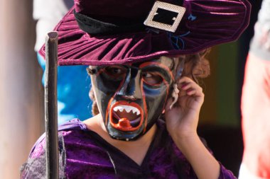 Granada, Nikaragua 15 Şubat 2017: karnaval kutlamaları sırasında geleneksel kıyafet ve renkli maskeleri giymiş insanlar. Nikaragua geleneksel halk.