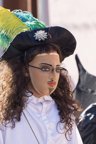 Granada, Nikaragua 15 Şubat 2017: karnaval kutlamaları sırasında geleneksel kıyafet ve renkli maskeleri giymiş insanlar. Nikaragua geleneksel halk.