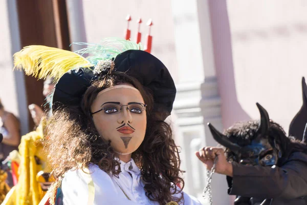 Granada, Nikaragua 15 Şubat 2017: karnaval kutlamaları sırasında geleneksel kıyafet ve renkli maskeleri giymiş insanlar. Nikaragua geleneksel halk.