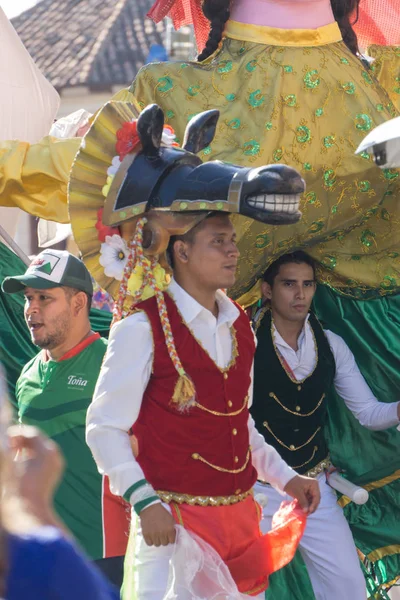 Granada, Nikaragua 15 Şubat 2017: karnaval kutlamaları sırasında geleneksel kıyafet ve renkli maskeleri giymiş insanlar. Nikaragua geleneksel halk.