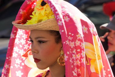 Granada, Nikaragua 15 Şubat 2017: karnaval kutlamaları sırasında geleneksel kıyafet ve renkli maskeleri giymiş insanlar. Nikaragua geleneksel halk.
