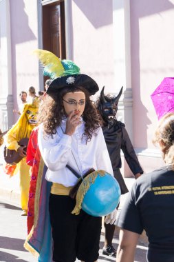 Granada, Nikaragua 15 Şubat 2017: karnaval kutlamaları sırasında geleneksel kıyafet ve renkli maskeleri giymiş insanlar. Nikaragua geleneksel halk.